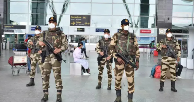 मंगलुरु एयरपोर्ट पर CISF की ईमानदारी ने जीता दिल, 10 हजार डॉलर और कीमती सामान से भरा पर्स लौटाया