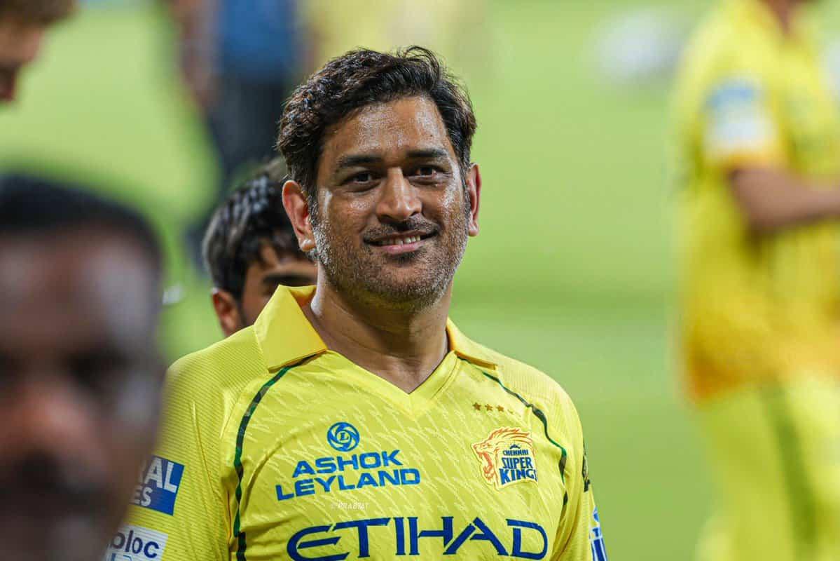 “चेपॉक में छलके जज़्बात! हार के बाद भी ‘धोनी-धोनी’ से गूंजा स्टेडियम, फैंस हुए भावुक”